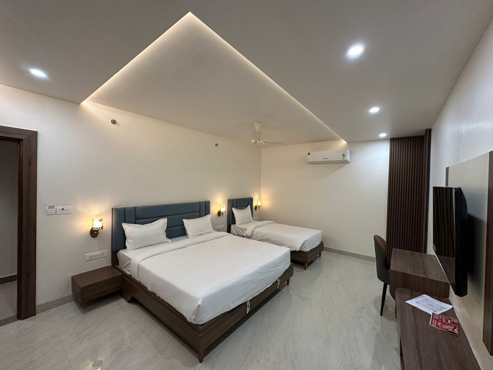 Family Triple Room | Desk, laptop workspace, free WiFi