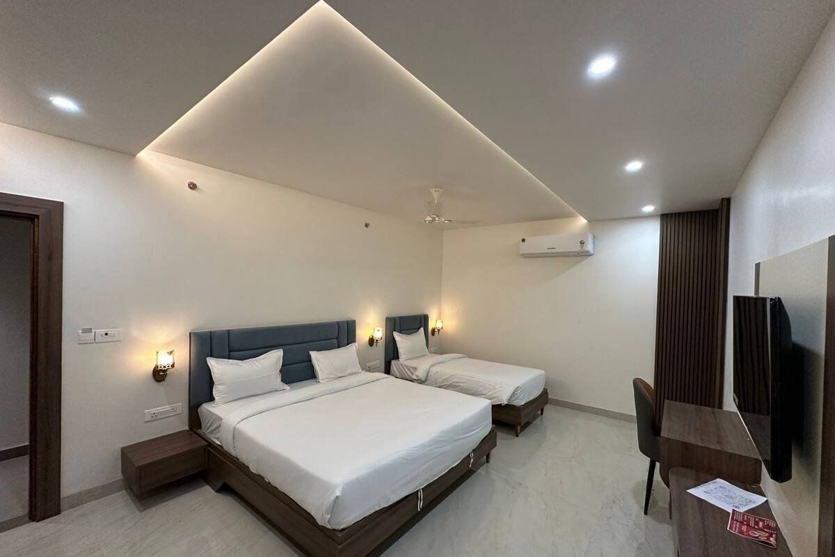 Family Triple Room | Desk, laptop workspace, free WiFi