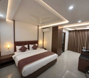 Habitación de lujo doble | Ropa de cama de alta calidad y escritorio
