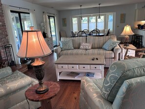 Smart TV, books, stereo - Fair View: Sea Pines Retreat - golf views, screened porch, privacy. (Hilton Head Island)