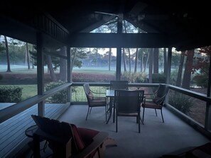 Outdoor dining - Fair View: Sea Pines Retreat - golf views, screened porch, privacy. (Hilton Head Island)