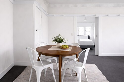 Stylish 2-bedroom apartment within walking distance of South Shore and West Side