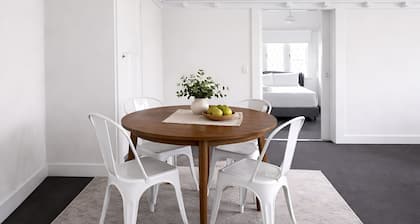 Stylish 2-bedroom apartment within walking distance of South Shore and West Side