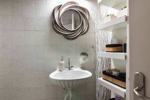 Shower, towels - Athens Cozy Nest - Prime & Central Location (Athina)