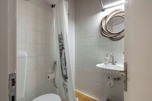 Shower, towels - Athens Cozy Nest - Prime & Central Location (Athina)
