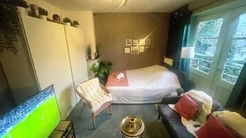 1 slaapkamer, een strijkplank/strijkijzer, wifi, beddengoed