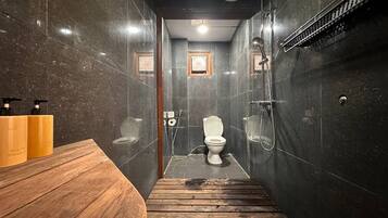 Dobbeltrom – comfort, hageutsikt | Bad | Dusj, hårføner, håndklær og såpe