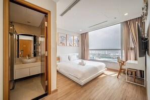 Three-Bedroom Apartment City View | Premium bedding, desk, blackout drapes, soundproofing - Vinhomes Urban Apartment HCM (Ho Chi Minh City)