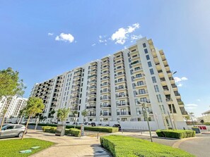 Exterior - FIRST CLASS | 3BR | Luxury Waterfront Living (Abu Dhabi)