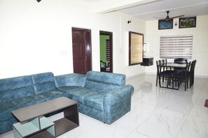 Living area - Charming 3-bedroom villa with AC in peaceful Edava next to the surfing beach (Edava)