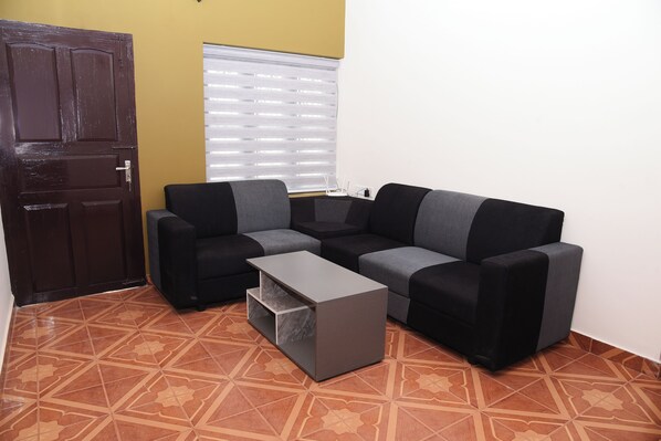 Living area - Charming 3-bedroom villa with AC in peaceful Edava next to the surfing beach (Edava)