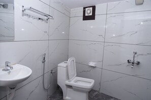 Bathroom - Charming 3-bedroom villa with AC in peaceful Edava next to the surfing beach (Edava)