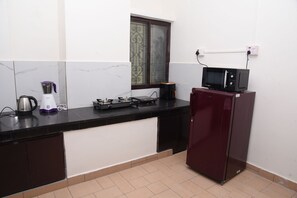 Private kitchen - Charming 3-bedroom villa with AC in peaceful Edava next to the surfing beach (Edava)
