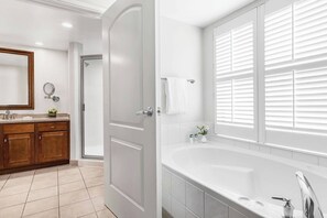 Shower, hair dryer, towels - Oceanside Beachfront Aruba Get Away - Lazy River! Family Friendly Resort (Noord)