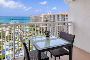 Outdoor dining - Oceanfront View! Beachfront Aruba Get Away - Lazy River! Family Friendly Resort (Noord)