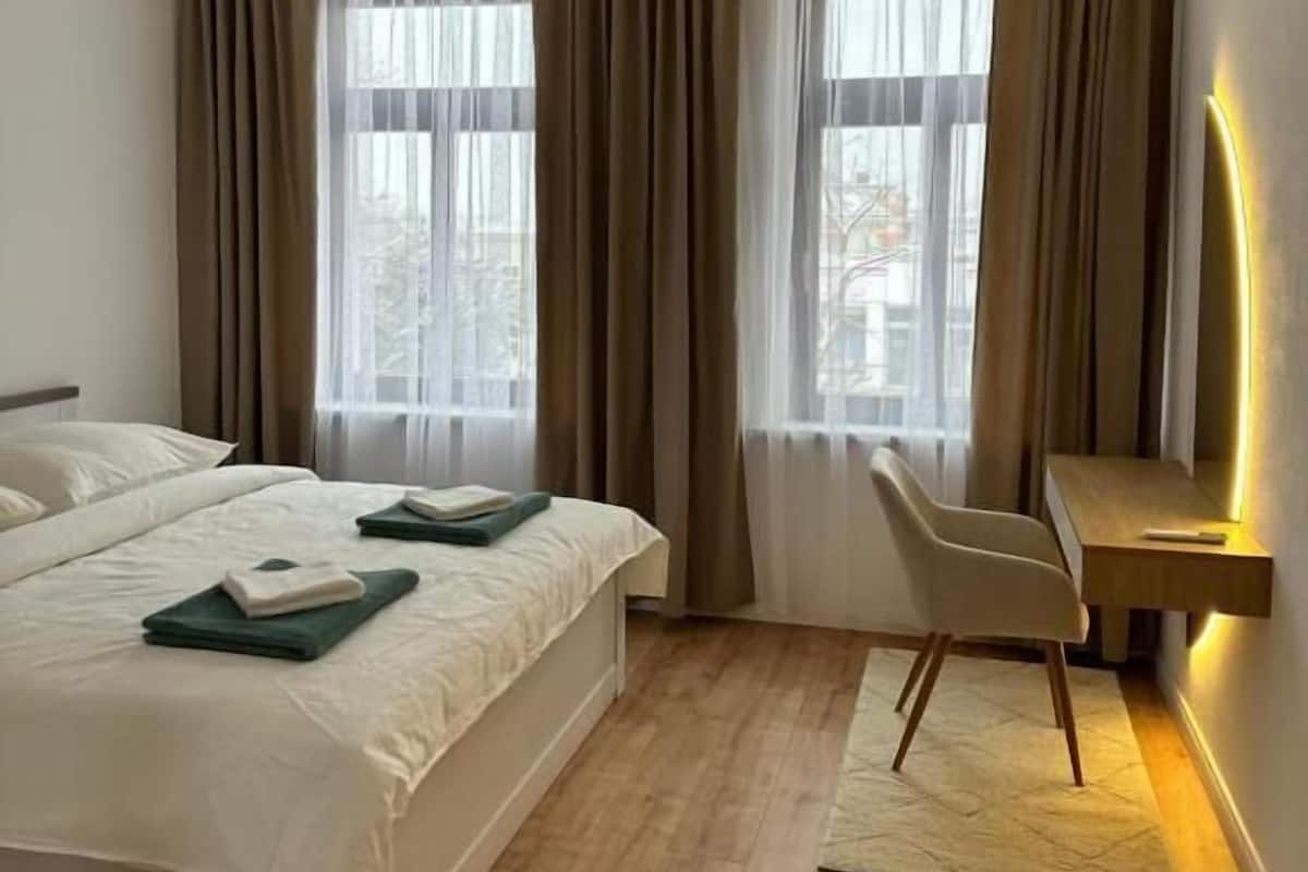 Deluxe-Apartment, Balkon, Stadtblick | Schreibtisch, laptopgeeigneter Arbeitsplatz, Bügeleisen/Bügelbrett