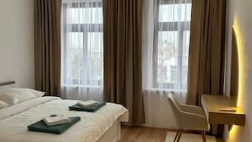 Deluxe-Apartment, Balkon, Stadtblick | Schreibtisch, laptopgeeigneter Arbeitsplatz, Bügeleisen/Bügelbrett