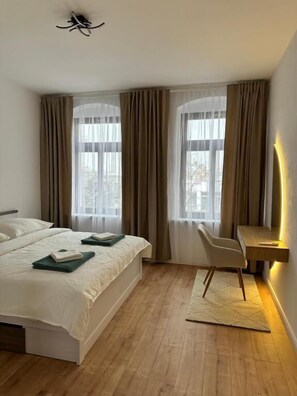 Deluxe-Apartment, Balkon, Stadtblick | Schreibtisch, laptopgeeigneter Arbeitsplatz, Bügeleisen/Bügelbrett