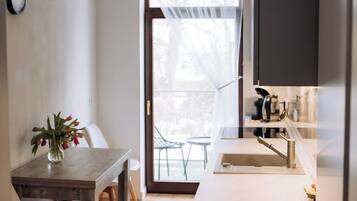 Deluxe-lejlighed - balkon - byudsigt | Privat køkken | Køleskab, mikrobølgeovn, ovn, kogeplade