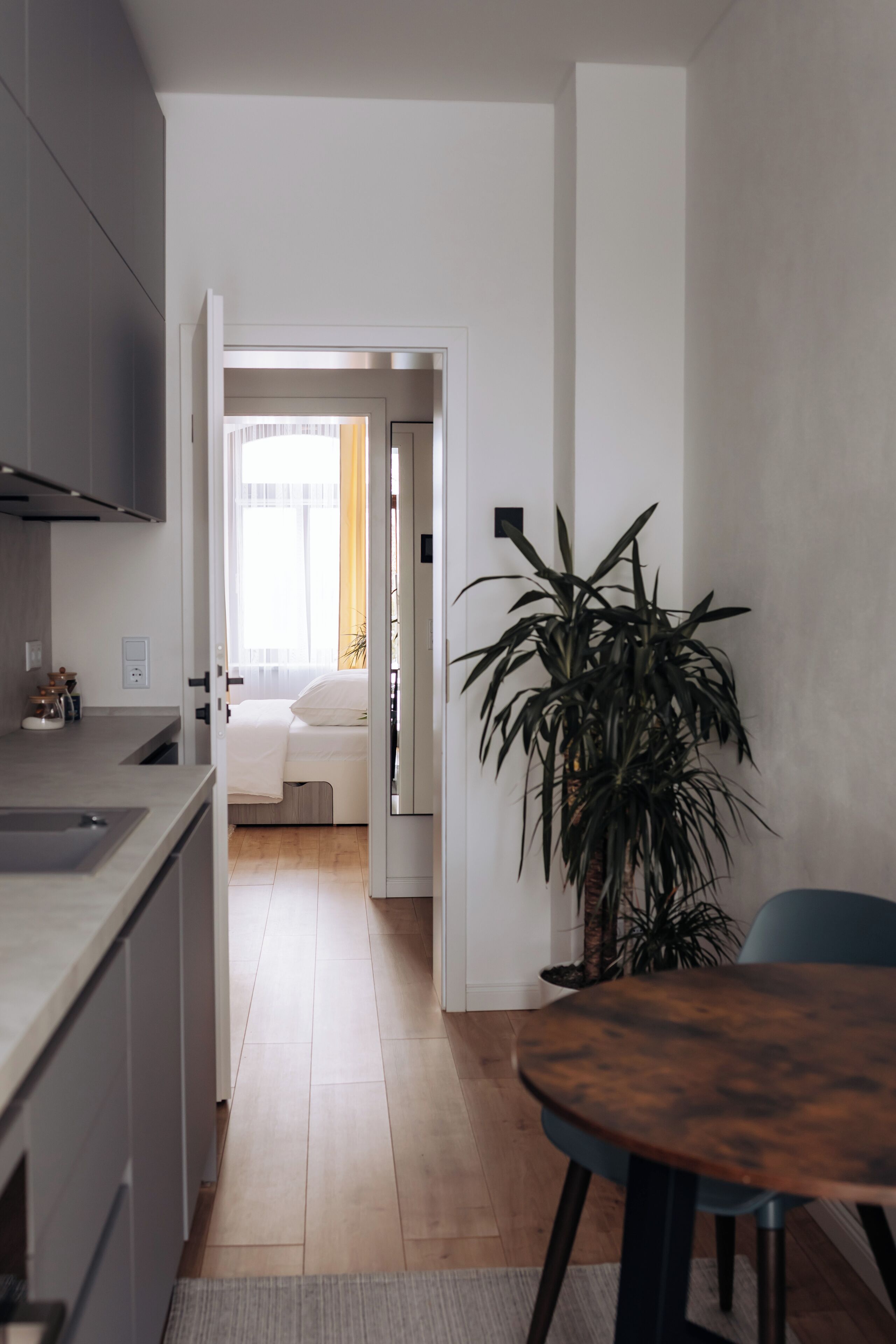 Departamento Deluxe, balcón, vista a la ciudad | Cocina privada | Refrigerador, microondas, horno y parrilla de estufa 