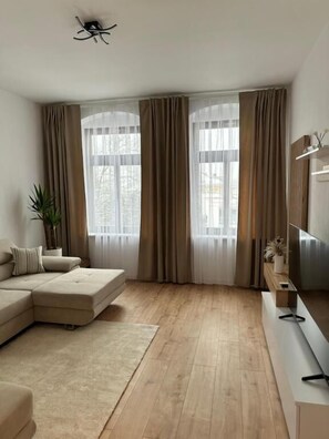 Deluxe-Apartment, Balkon, Stadtblick | Wohnbereich