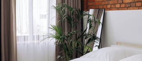 Departamento Deluxe, patio, vista a la ciudad | Escritorio y espacio para trabajar con laptop