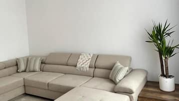 Deluxe-Apartment, Balkon, Stadtblick | Wohnbereich