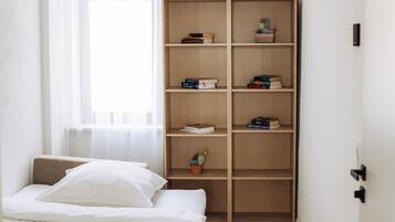 Departamento Deluxe, balcón, vista a la ciudad | Escritorio y espacio para trabajar con laptop