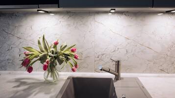 Departamento Deluxe, varias habitaciones, balcón, vista a la ciudad | Cocina privada | Refrigerador, microondas, horno y parrilla de estufa