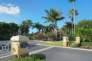 Property grounds - Largest Floor Plan with Fabulous 11th Floor River Views! (Cape Coral)