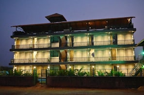 Vista frontal de la propiedad