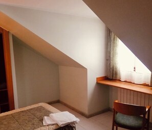 Habitación doble clásica | Escritorio, espacio para trabajar con laptop y wifi gratis