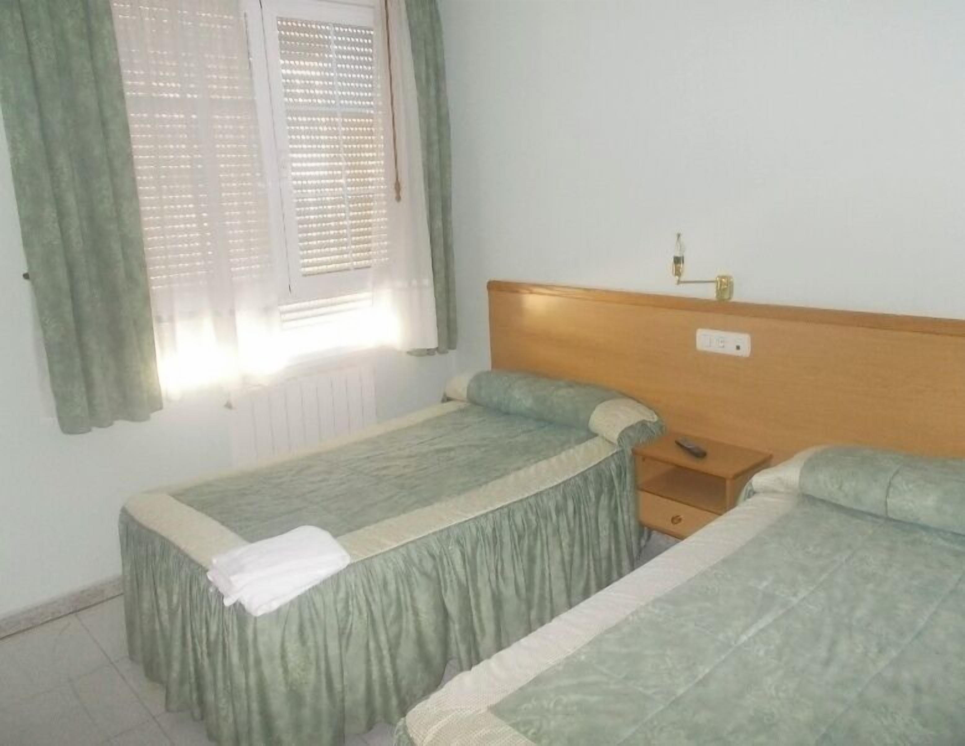 Classic Twin Room, City View | Desk, laptop workspace, free WiFi