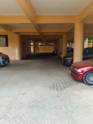 Property grounds - Tranquil 2-bedroom apartment in charming Mombasa perfect for relaxing (Mombasa)