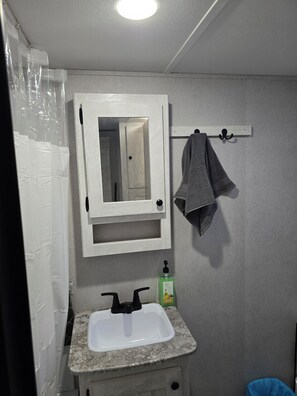 Hiustenkuivaaja, pyyhkeet, saippua, vessapaperi