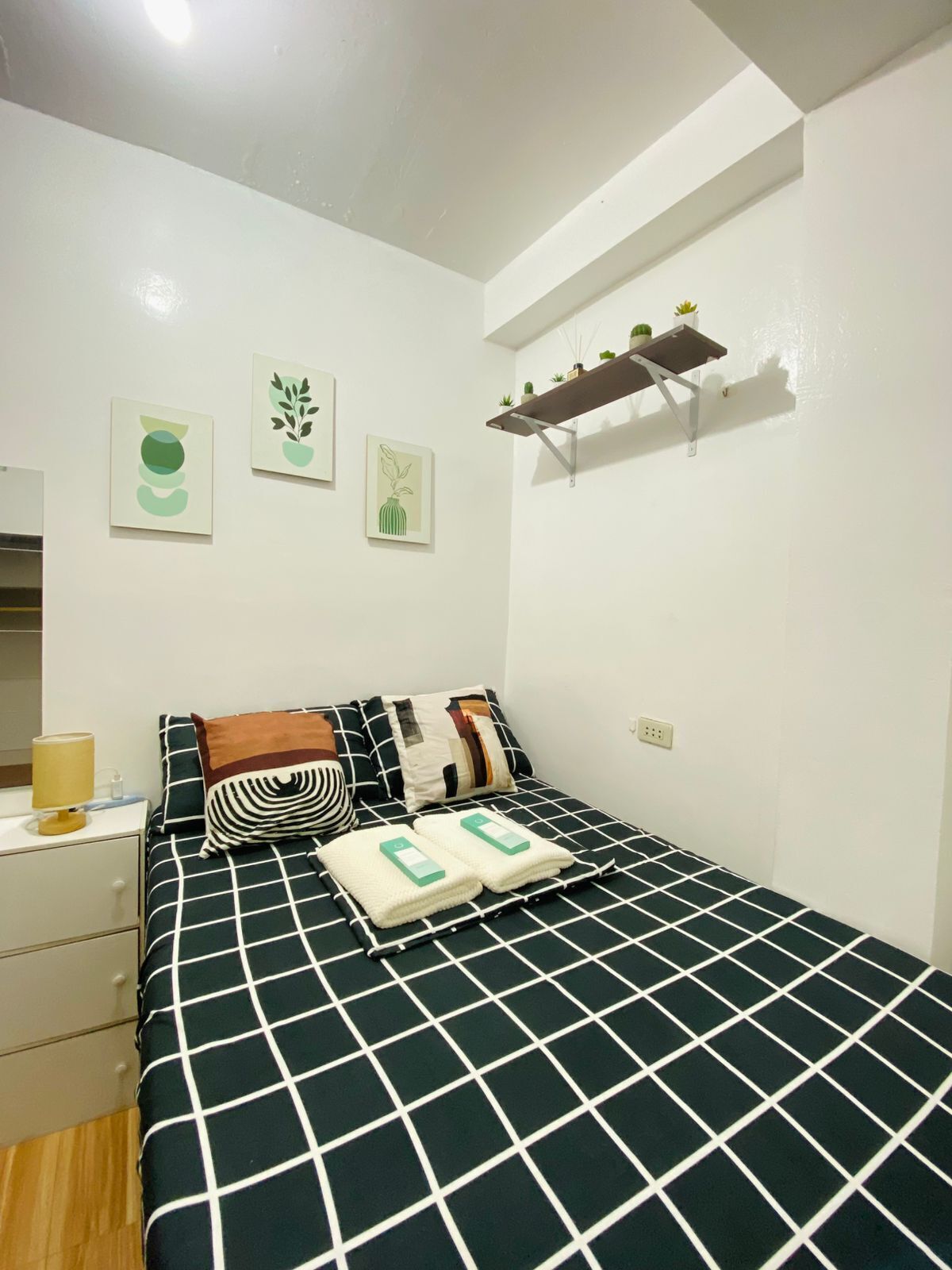 2 bedrooms, internet, bed sheets, wheelchair access