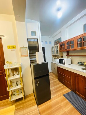 Fridge, stovetop, dishwasher, cookware/dishes/utensils - Cozy Pagadian City Apartment for Rent - Perfect for Families (Pagadian City)