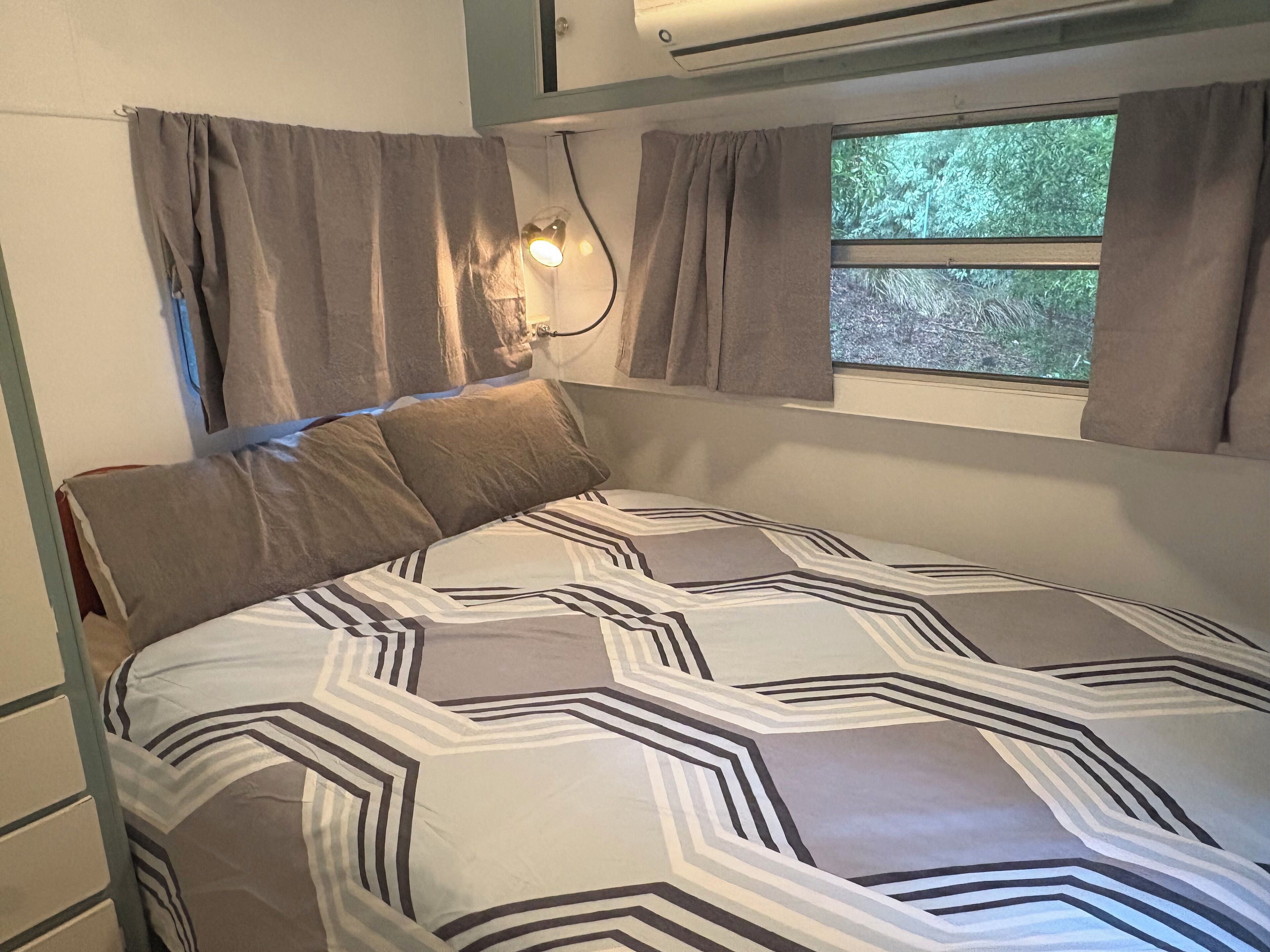 1 bedroom, bed sheets