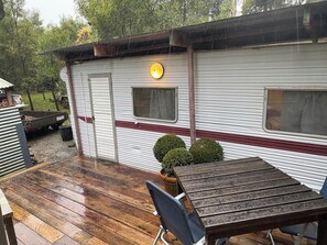 Outdoor dining - Cozy Stay for 2 in the Lush Surrounds of  Wombat Forrest near Melbourne (Blackwood)