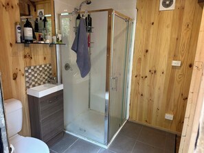 Shower, hair dryer, towels, soap - Cozy Stay for 2 in the Lush Surrounds of  Wombat Forrest near Melbourne (Blackwood)