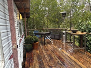 Outdoor dining - Cozy Stay for 2 in the Lush Surrounds of  Wombat Forrest near Melbourne (Blackwood)