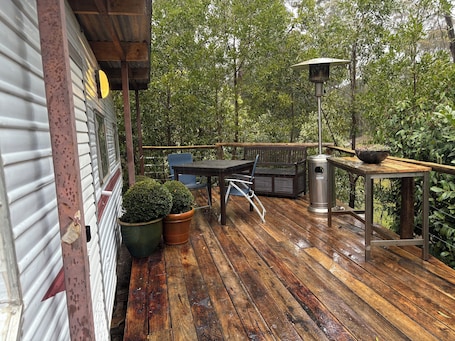 Outdoor dining. Cozy Stay for 2 in the Lush Surrounds of Wombat Forrest near Melbourne