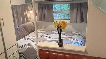 1 bedroom, bed sheets