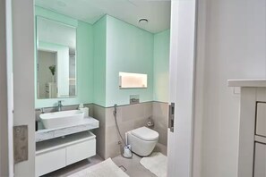 Towels, soap, toilet paper - Stylish and Spacious 1BR in Dubai-Jumeira Beach Side Apartments (Dubai)