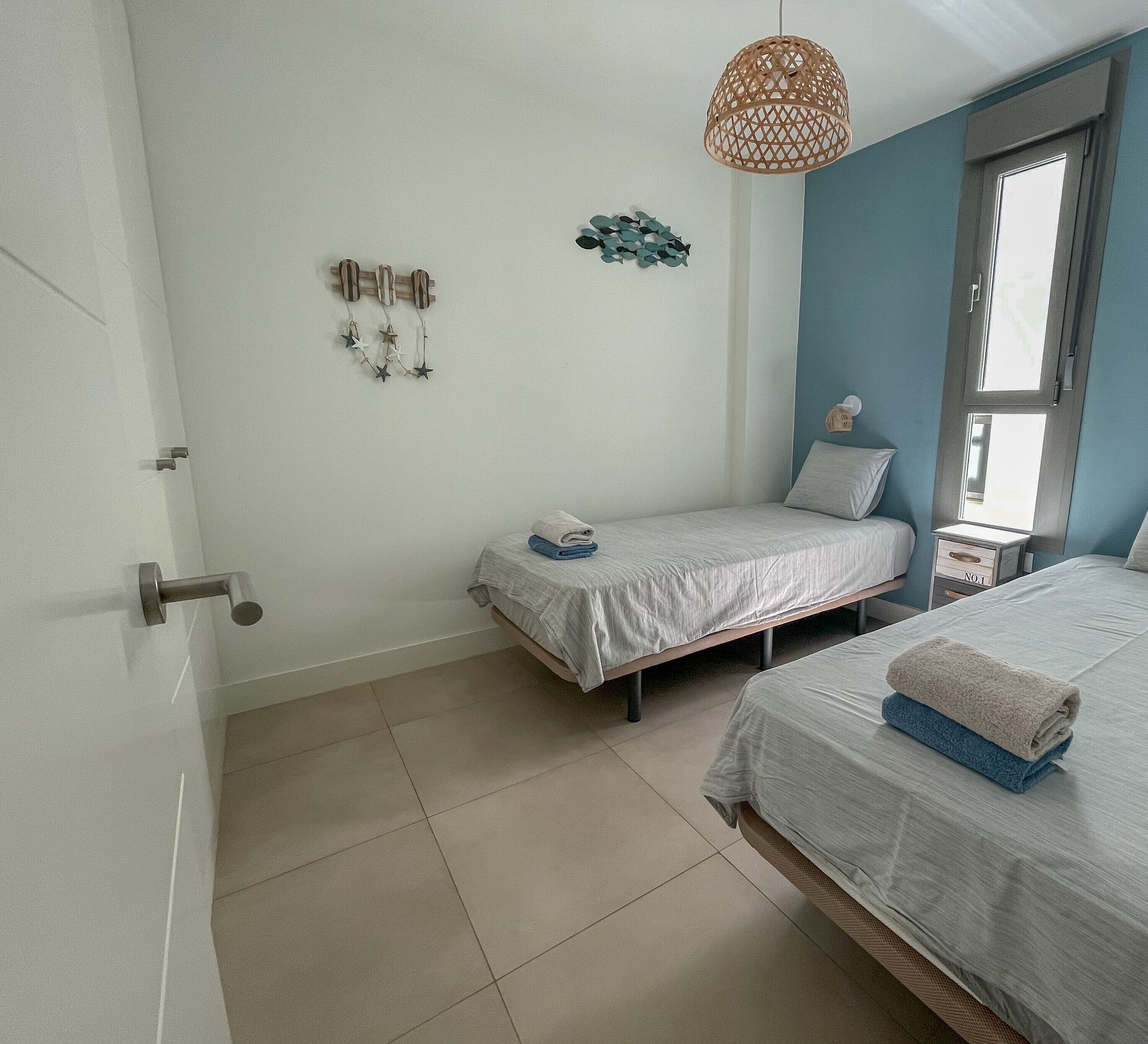 Tabla de planchar con plancha, wifi, ropa de cama