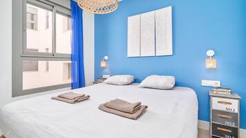 Tabla de planchar con plancha, wifi y ropa de cama