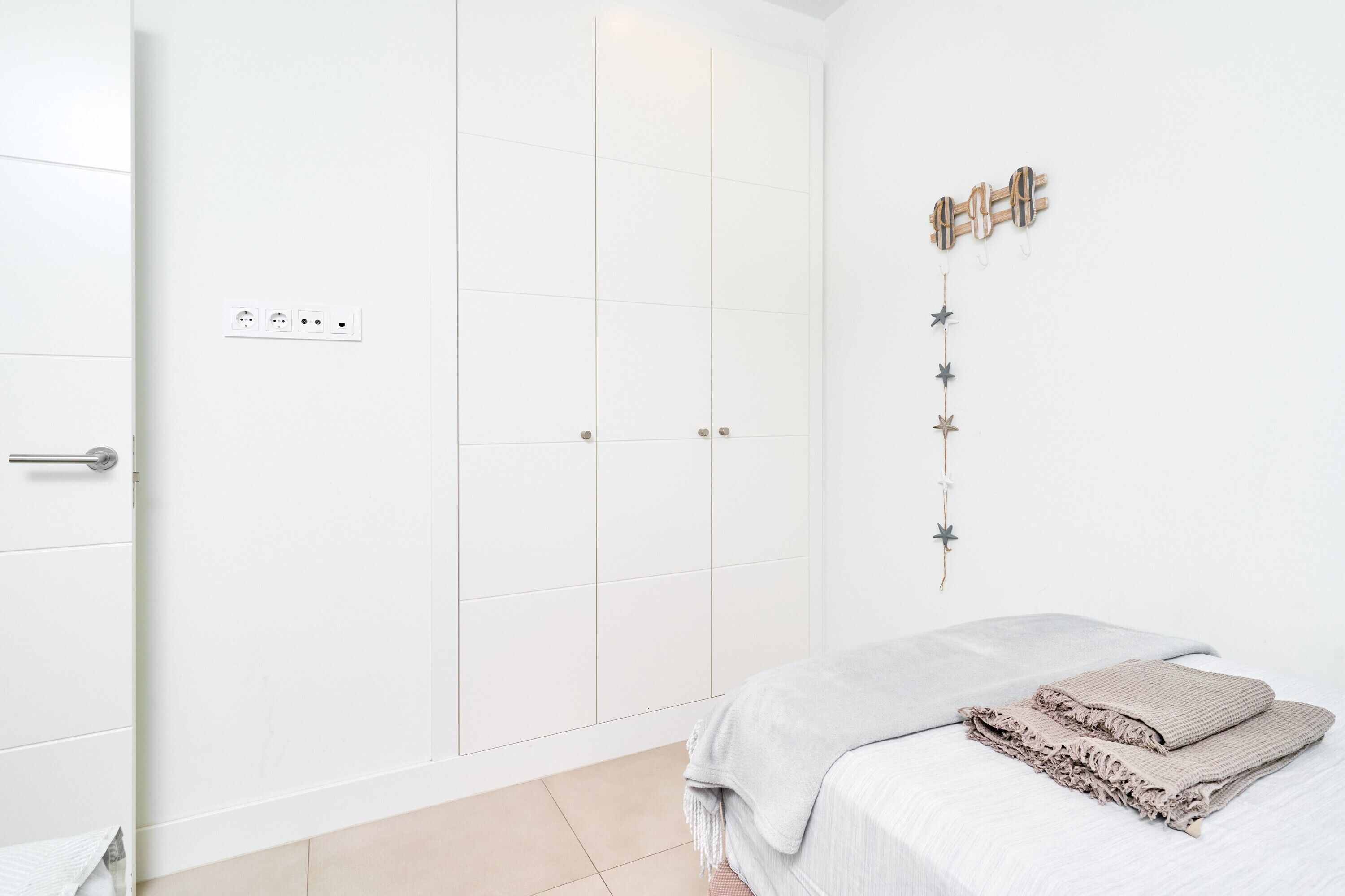 Silitysrauta/-lauta, Wi-Fi, vuodevaatteet