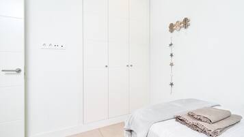 Silitysrauta/-lauta, Wi-Fi, vuodevaatteet