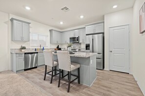 Een koelkast, een microgolfoven, een oven, een kookplaat