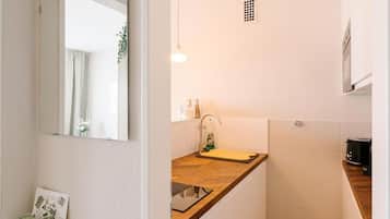 Kühlschrank, Mikrowelle, Herdplatte, Wasserkocher mit Kaffee-/Teezubehör